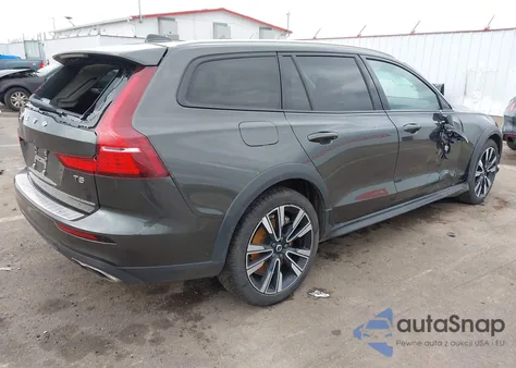 2022 Volvo V60 Cross Country T5 z USA, uszkodzony, nr VIN YV4102WK3N1086282